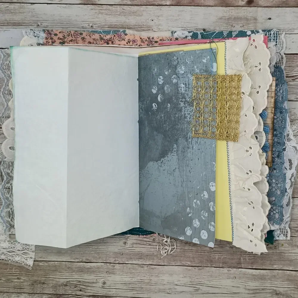 Turquoise Embellished Junk Journal: Flowers, Birds and Butterflies (Discover)